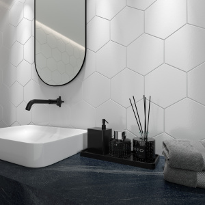 Banheiro com parede, piso e bancada todo em porcelanato marmorizado escuro!